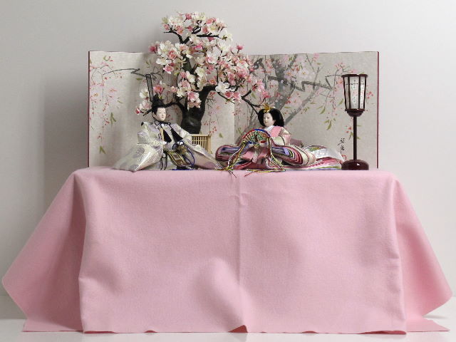 ピンクの有職雛を手描き桜屏風で彩る桐収納式雛人形