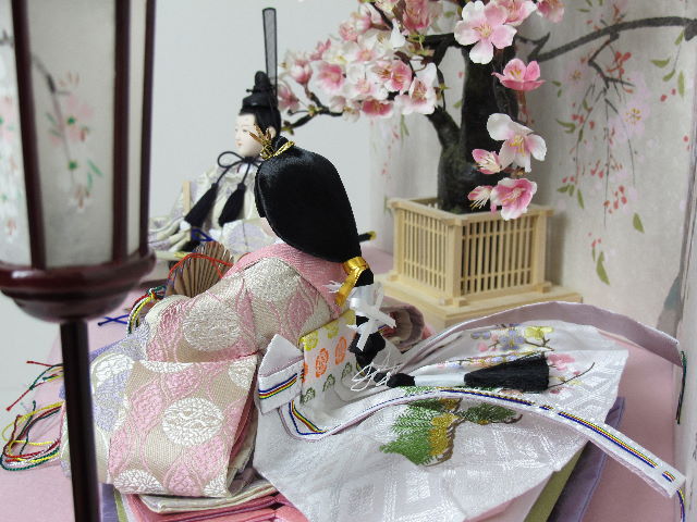 ピンク衣装の雛人形を桜屏風の前に大きな桜の木と共に優雅に飾りました。桐箱に収める便利な収納タイプです。