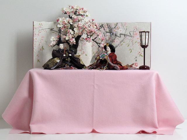 春をまとった優雅なお雛様を手描き桜屏風で彩る桐収納式雛人形