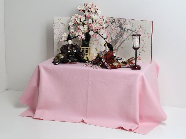 春をまとった優雅なお雛様を手描き桜屏風で彩る桐収納式雛人形