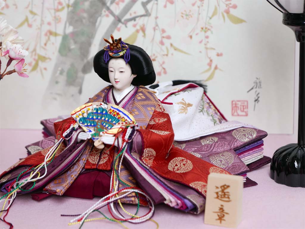 望月龍翠作 伝統的な有職文様に身を包んだ高貴なおひなさまを手描き桜屏風で彩る桐収納式雛人形(姫名前札付)