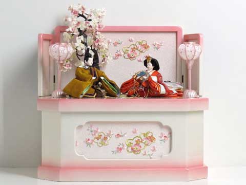 黄呂染衣装の男雛と有職文様の女雛のホワイトピンク収納桜飾り