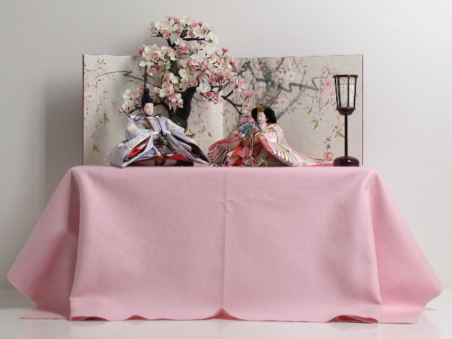 淡いピンクの女雛と藤色の男雛を手描き桜屏風で彩る桐収納式雛人形