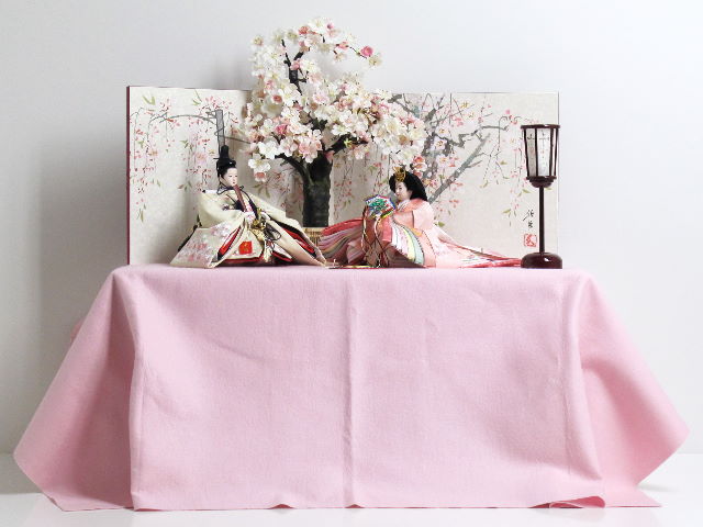桜の刺繍がかわいいピンクの雛人形を手描き桜屏風と桜で彩る桐収納飾り ...