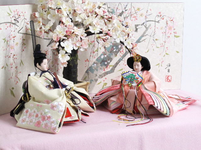 桜の刺繍がかわいいピンクの雛人形を手描き桜屏風と桜で彩る桐収納飾り