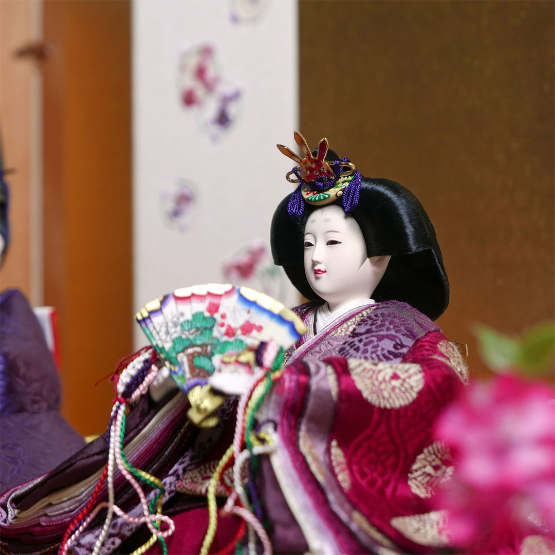 望月龍翠作 えんじ色と濃紫の雛人形丸紋花刺繍金屏風収納飾り
