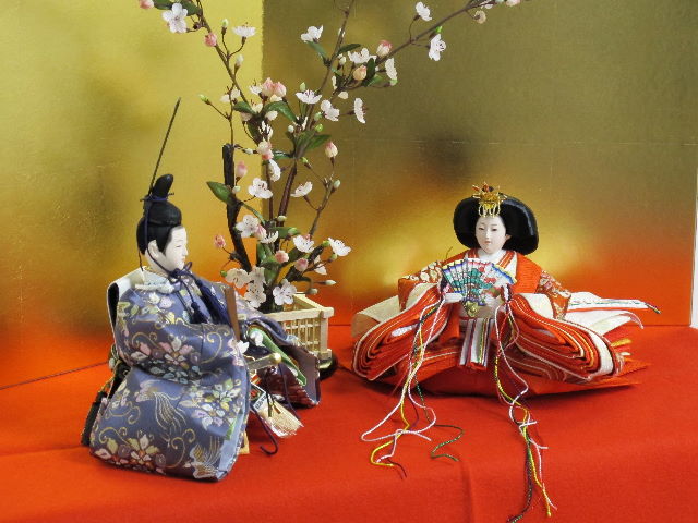 オレンジの女雛と紫の男雛を向かい合わせに白梅の木と並べます。