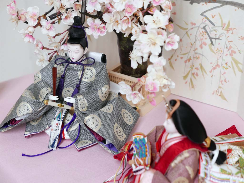 横山一彦作 龍村美術織物糸屋輪宝手衣装のおひなさまを手描き桜屏風で彩る桐収納式雛人形(姫名前札付)