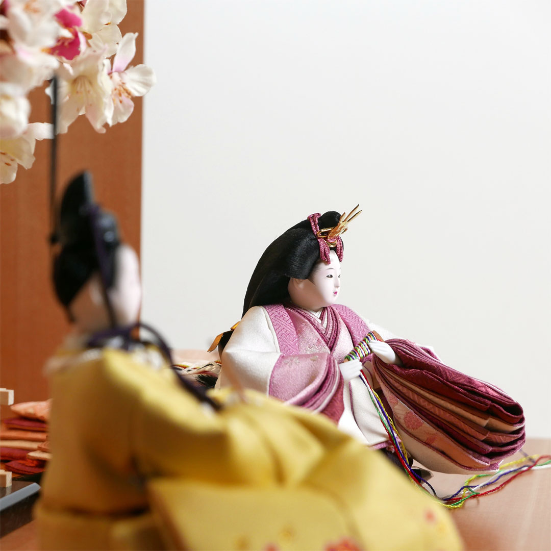柴田家千代作 白ピンク桜手描き衣装の雛人形丸紋花刺繍金屏風収納飾り