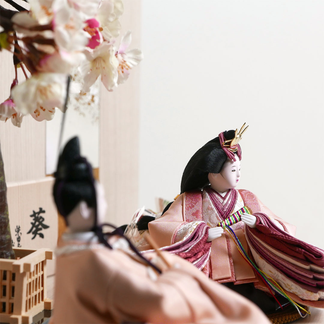 柴田家千代作 桜手描き桜色衣装の雛人形白木目ナチュラル箔散らし収納飾り