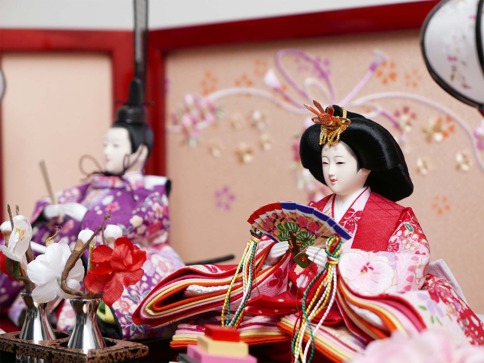 鮮やかな赤い友禅衣装雛人形桜リボン赤塗り収納飾り