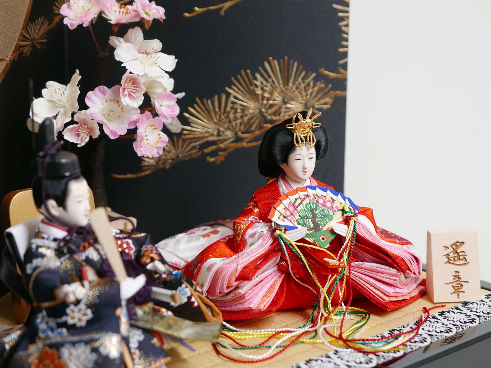 オレンジの女雛と黒の男雛の桜雛金彩月に松コンパクト収納飾り