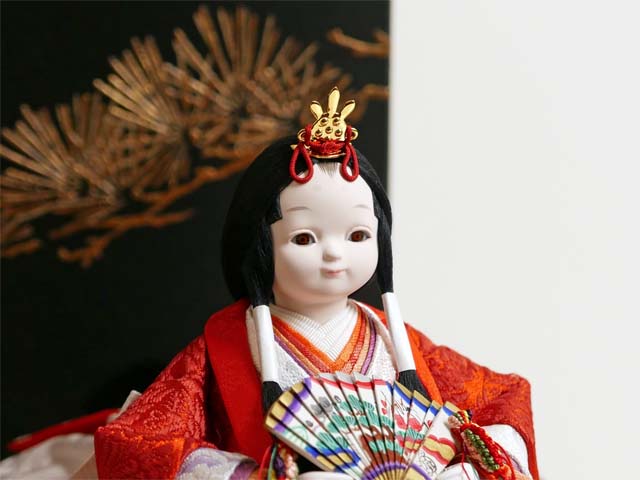 お顔が愛らしい朱赤と緑衣装のおぼこ雛人形金彩月に松コンパクト収納飾り