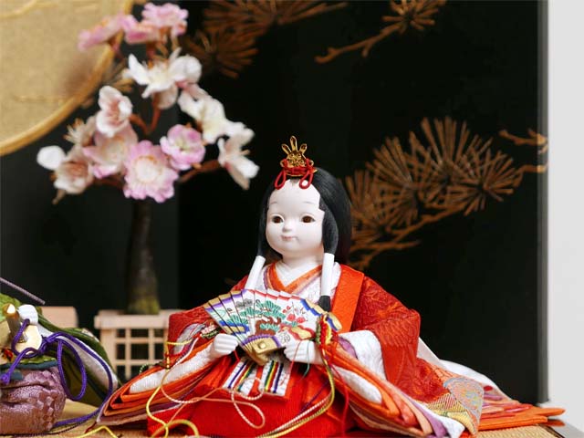 お顔が愛らしい朱赤と緑衣装のおぼこ雛人形金彩月に松コンパクト収納飾り