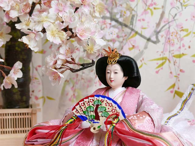 刺繍満開桜衣装の雛人形を手描き桜屏風と桜で彩る桐収納飾りの通販 