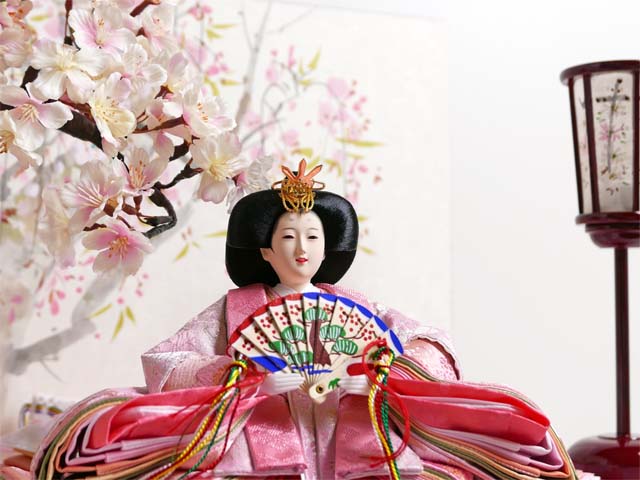 刺繍満開桜衣装の雛人形を手描き桜屏風と桜で彩る桐収納飾りの通販 