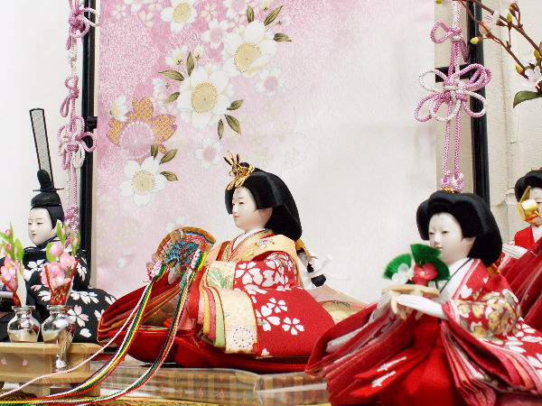 にぎやかに官女まで揃った雛人形が親王飾り並みのスペースで登場しました