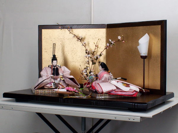 こだわりの仕立てで作る桜衣装の雛人形。雛師『前田ひろみ』が作り出す、本格的な着せ付けのお雛様を宮廷風に飾りました