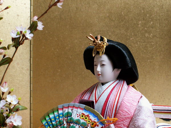 こだわりの仕立てで作る桜衣装の雛人形。雛師『前田ひろみ』が作り出す、本格的な着せ付けのお雛様を宮廷風に飾りました