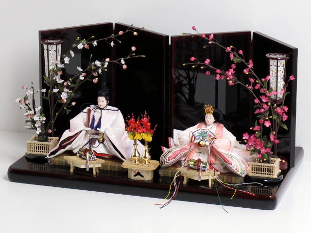 桜の手描き衣装が優しさを伝える雛人形親王飾り