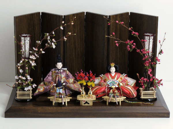 大小の桜のデザインが特徴の雛人形親王飾り