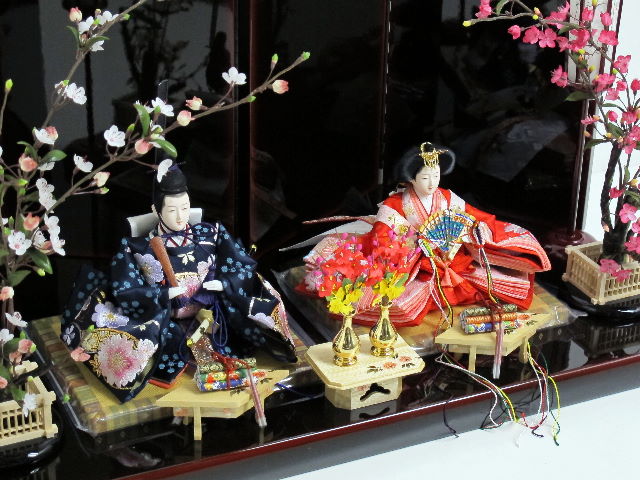 流水模様の赤生地に華やかな桜刺繍のお雛様を両脇から梅で飾る人気のコーディネートです。