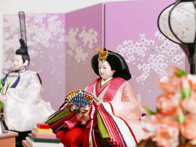 ピンクの有職衣装雛人形四曲桜舞い屏風親王飾り
