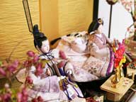 望月龍翠作 淡紫桜模様正絹衣装雛人形の四曲絹金屏風桃花親王飾り