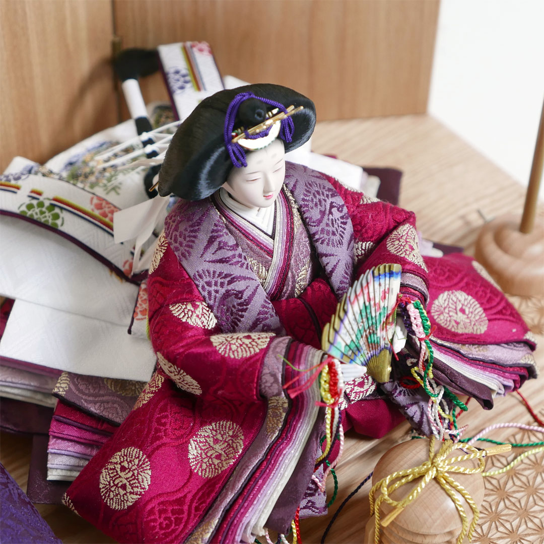 望月龍翠作 えんじ色と濃紫の雛人形麻の葉模様タモ屏風親王飾り