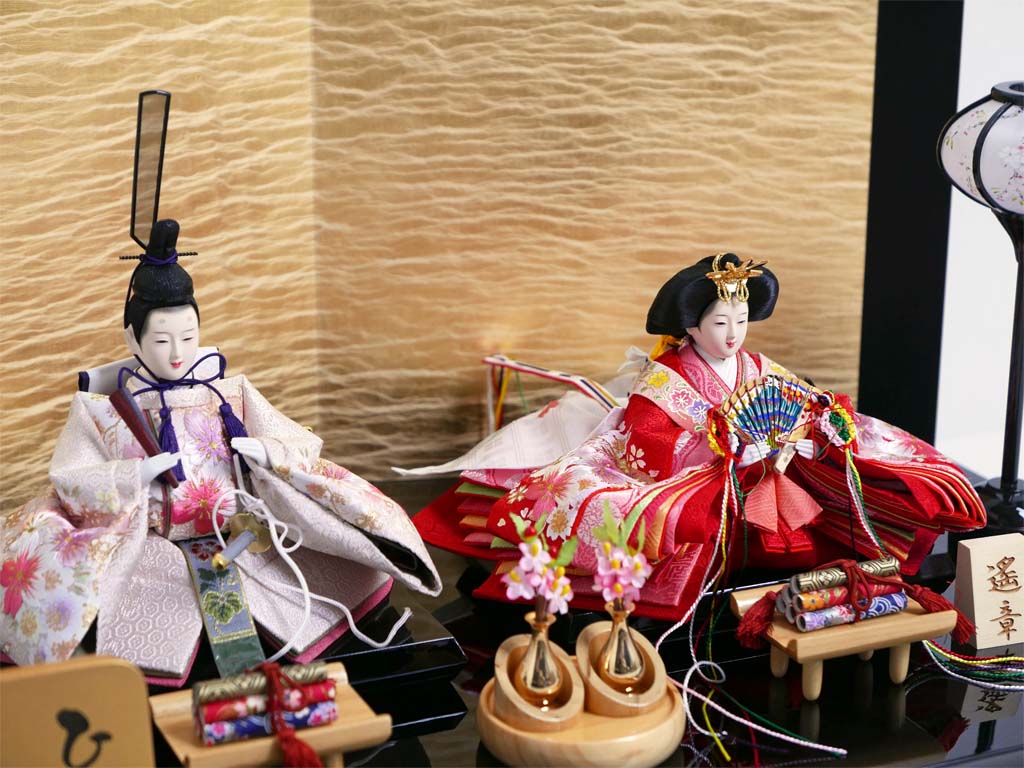桜刺繍赤ベージュ衣装雛人形絹張り金二曲屏風親王飾り(姫名前札付)